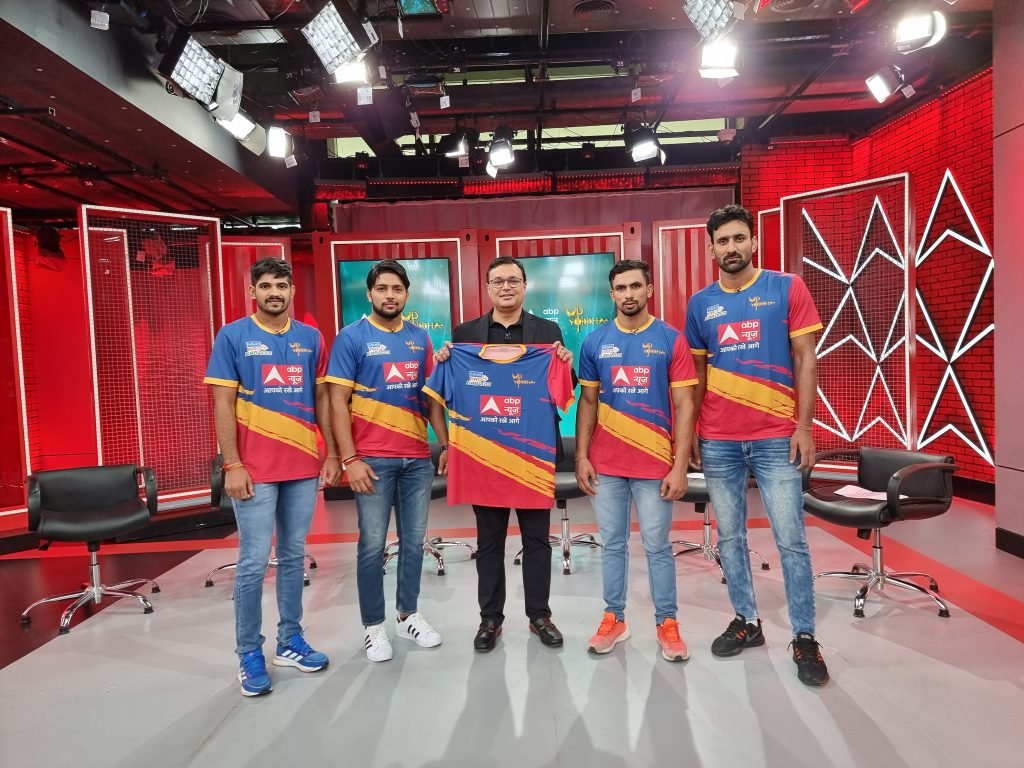 Mr Avinash Pandey with UP Yoddha Jersey & Players
