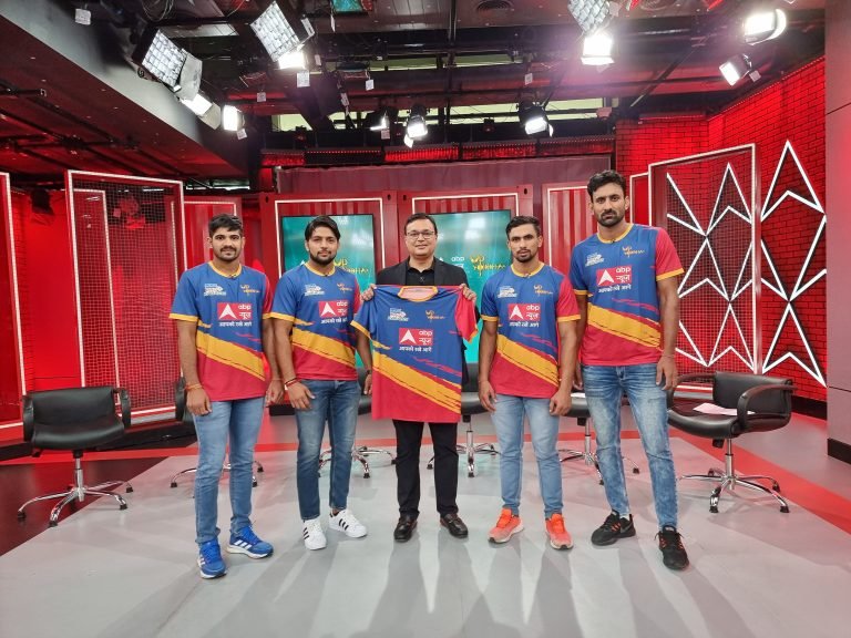 Mr Avinash Pandey with UP Yoddha Jersey & Players